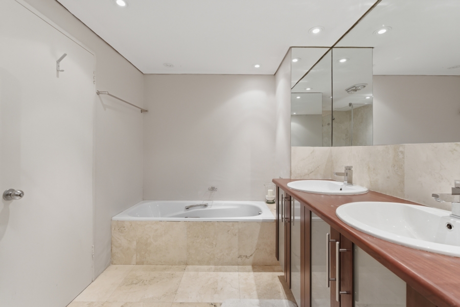 To Let 4 Bedroom Property for Rent in Sea Point Western Cape